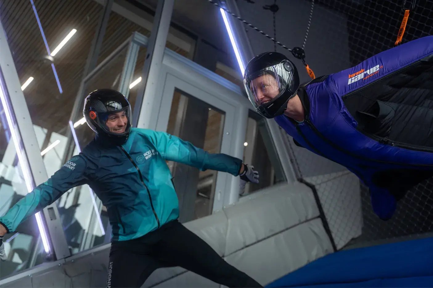 Letalec v wingsuitu pod vodstvom inštruktorja v vetrovniku Inclined